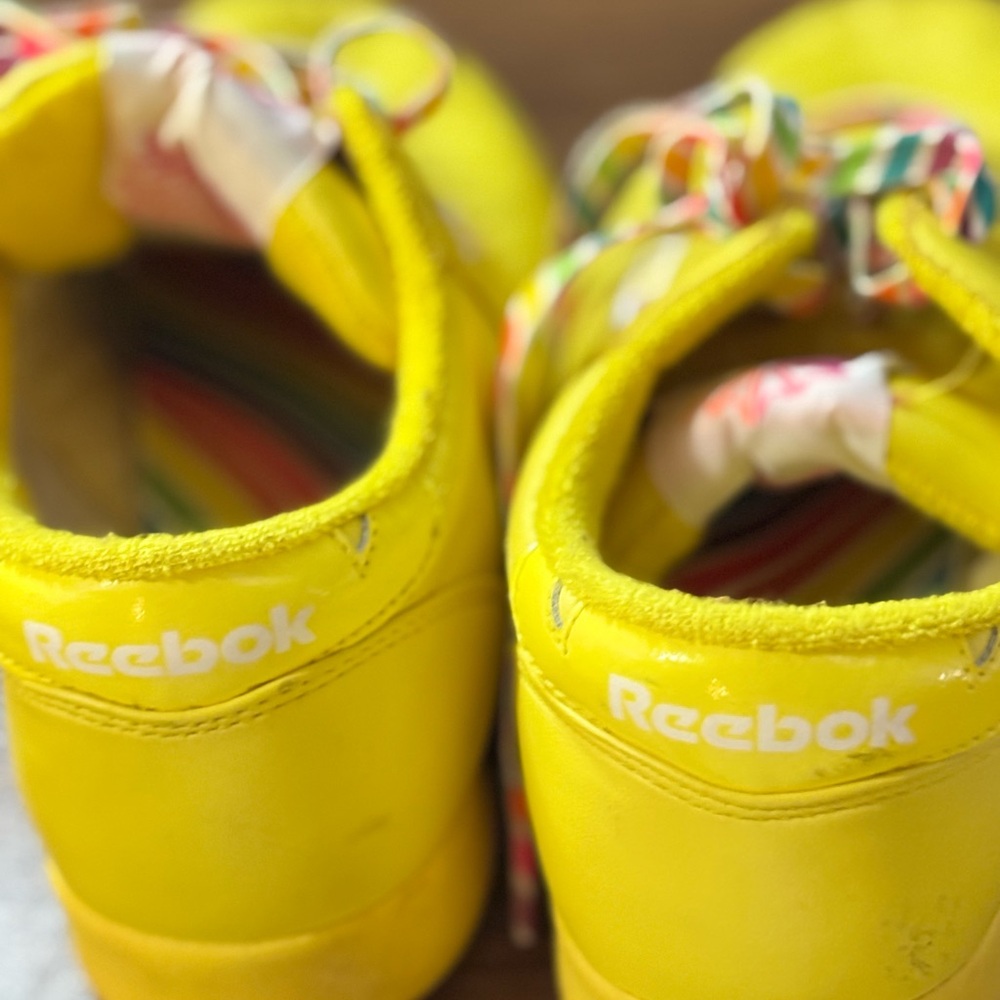 Reebok Classic Leather 25th Anniversary yellow sneakers with rainbow laces sz 10 - Picture 8 of 10